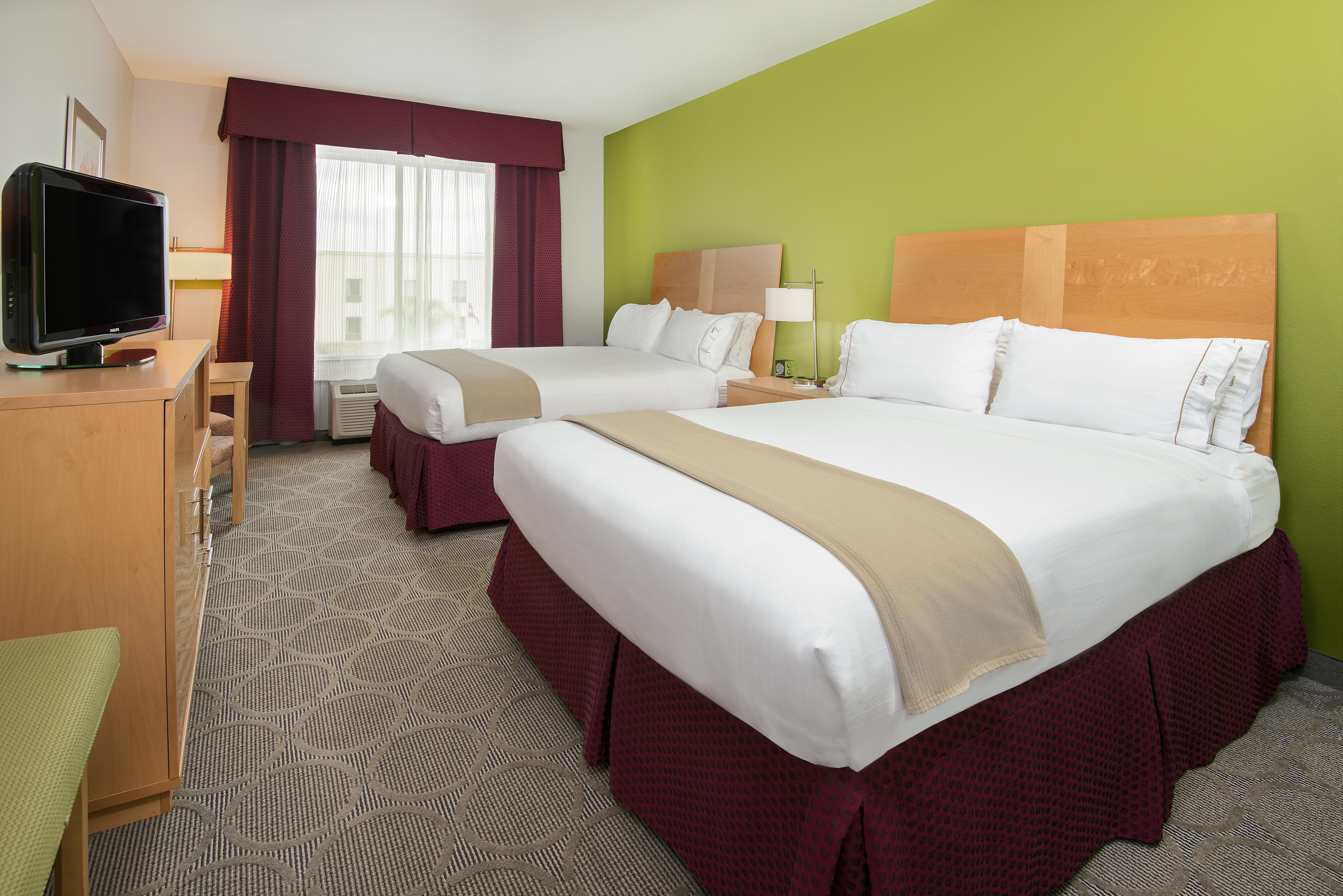 Holiday Inn Express Hotel & Suites Clute-Lake Jackson By Ihg Exterior photo